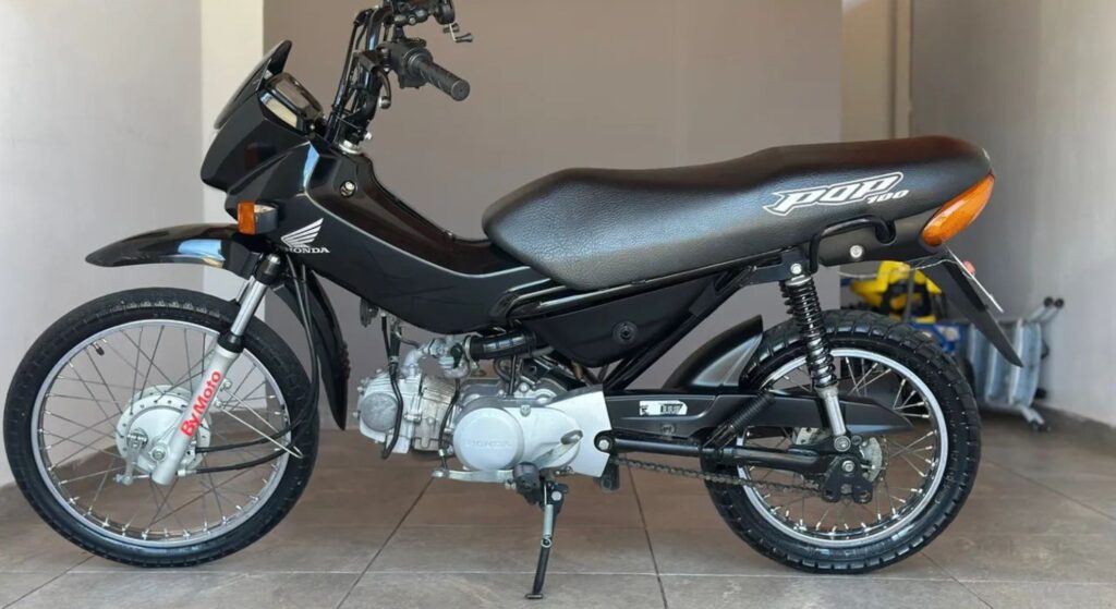 Honda Pop 2009 preta de lado.