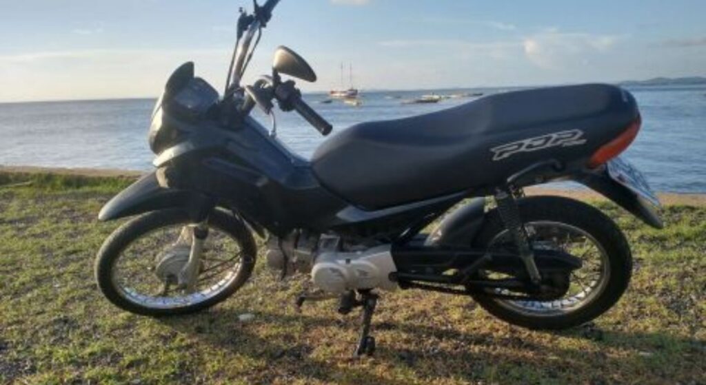 Honda Pop 2014 preta de lado.