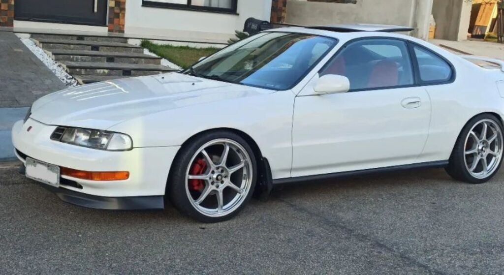 Honda Prelude 1993 branco parado na diagonal.