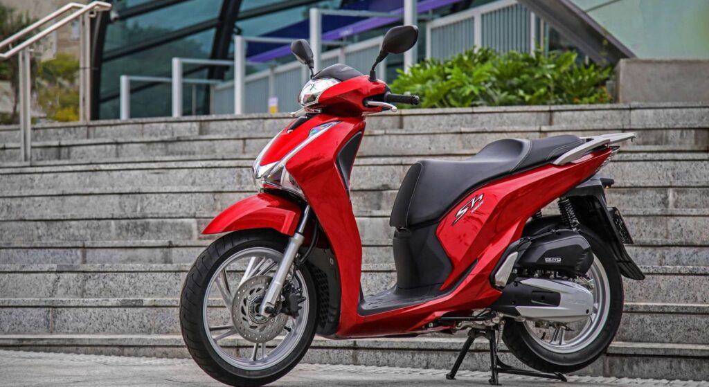 Honda SH 150i 2018 vermelha parado na diagonal.