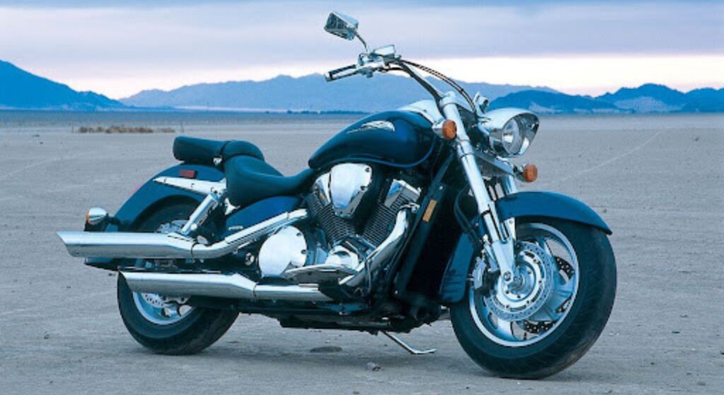 Honda VTX 1800 2002 preta de lado.