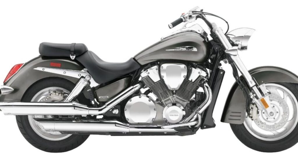 Honda VTX 1800 2004 preta de lado.