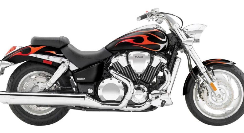 Honda VTX 1800 2006 preta de lado.