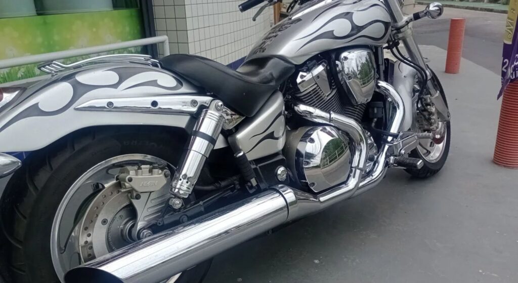 Honda VTX 1800 2007 preta parado de costas.