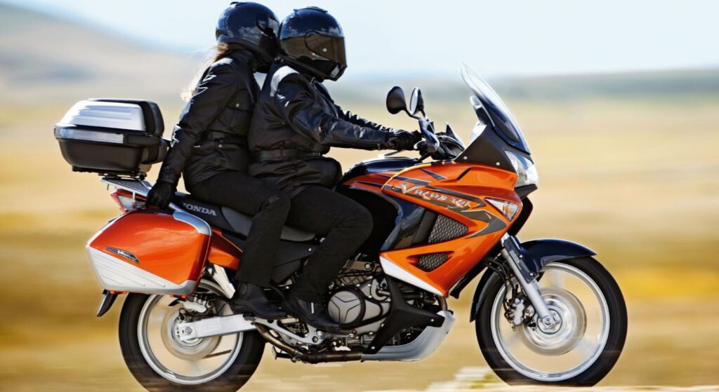 Honda XL 1000V Varadero 2007 em velocidade.