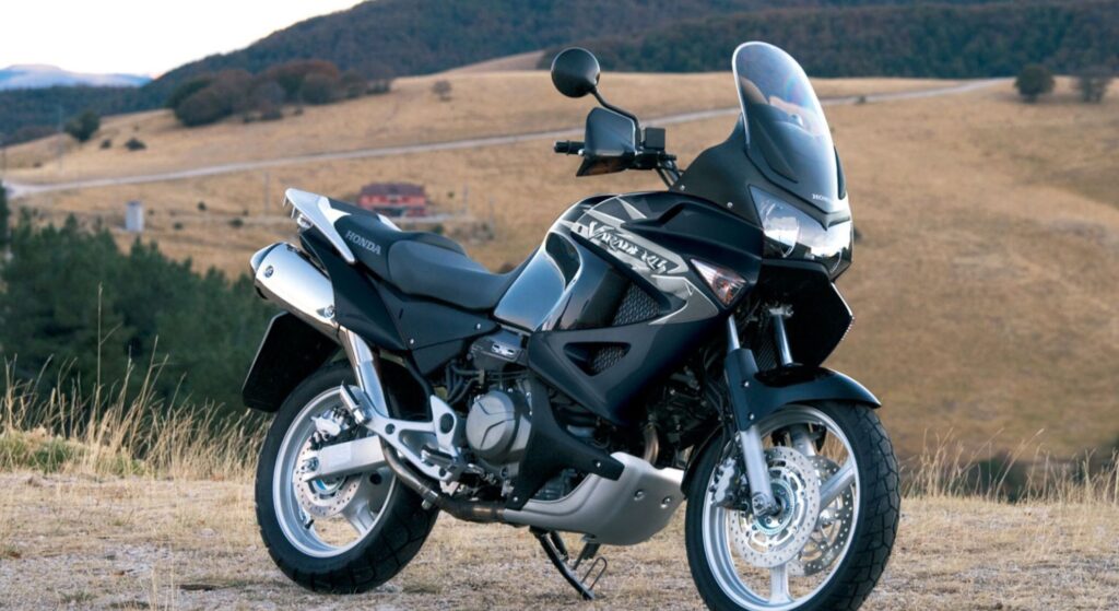 Honda XL 1000V Varadero 2008 parada na diagonal.