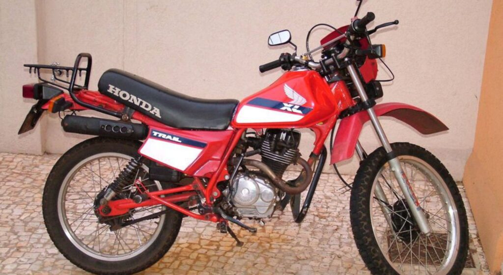 Honda XL 125 1992 vermelha de lado.