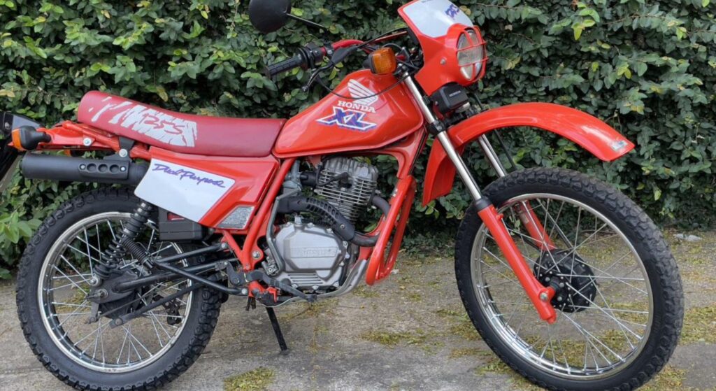 Honda XL 125 1993 vermelha de lado.