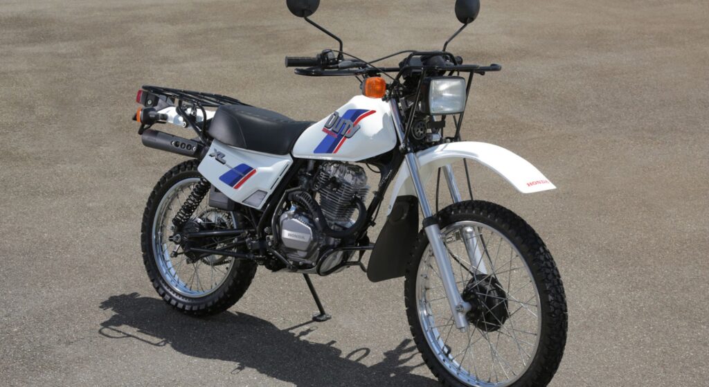 Honda XL 125 1994 branca parado na diagonal.