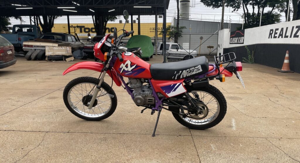 Honda XL 125 1995 parada de lado.