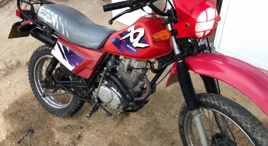 Honda XL 125 1996 vermelha na diagonal.