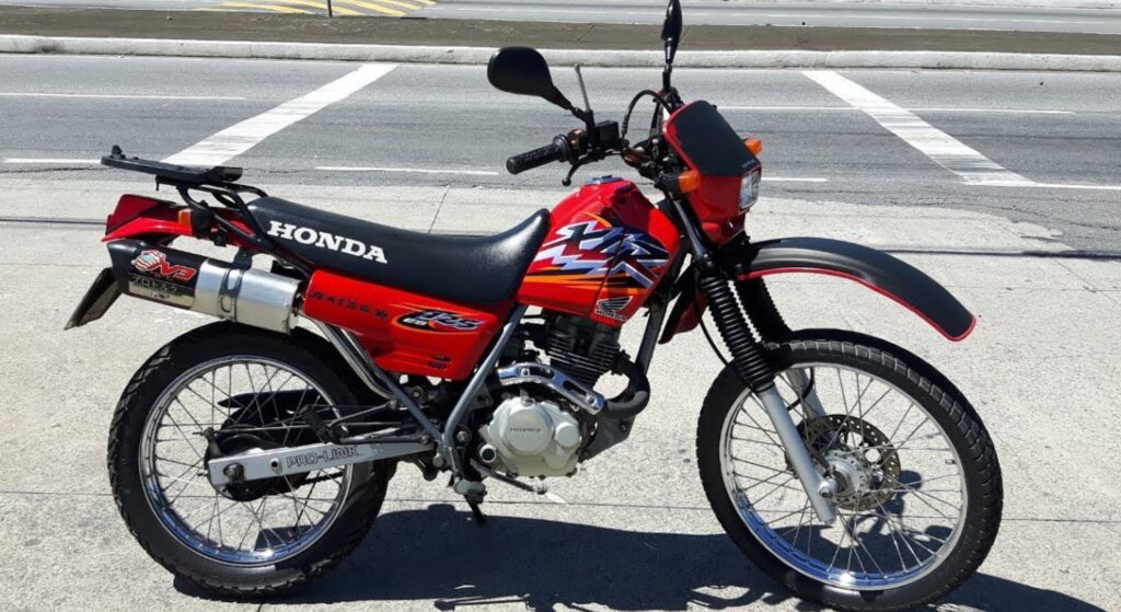 Honda XLR 125 1996 vermelha de lado.