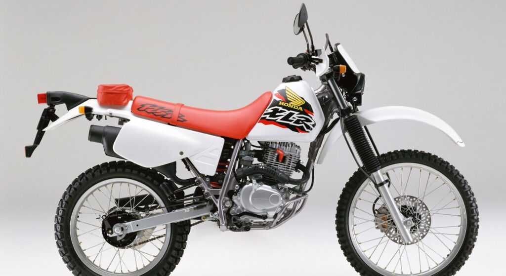 Honda XLR 125 2003 branca de lado.