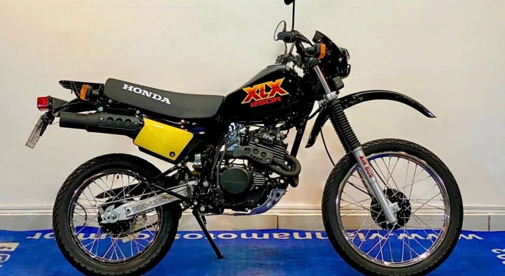 Honda XLX 250 R 1991 preta de lado.