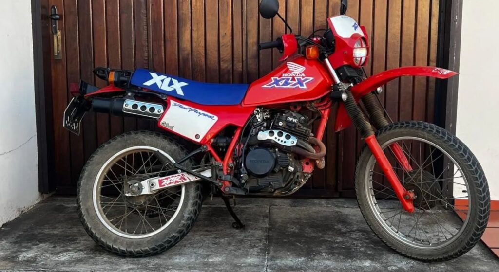 Honda XLX 250 R 1992 vermelha de lado.