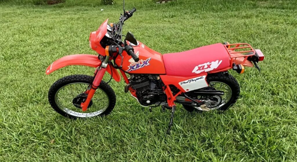 Honda XLX 250 R 1994 vermelha de lado.