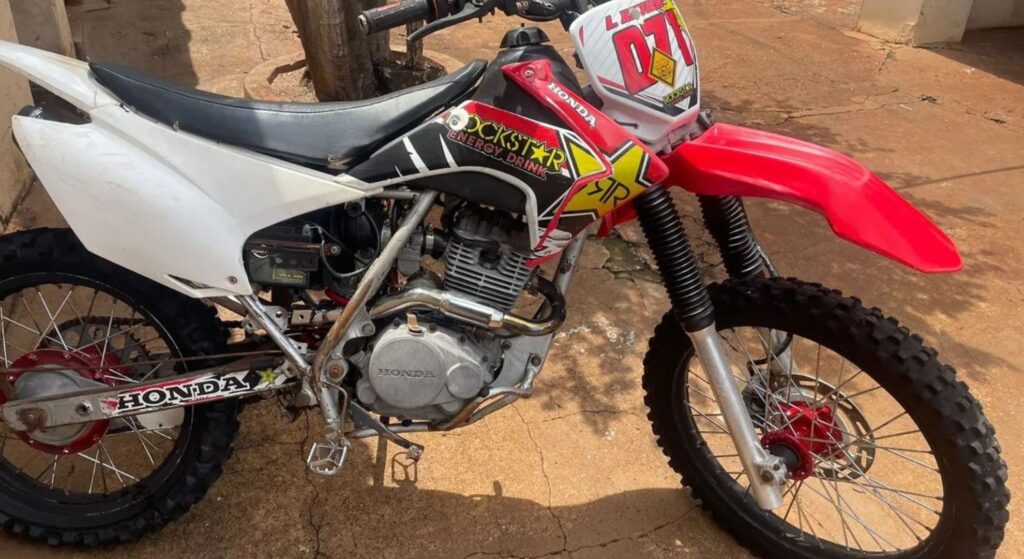 Honda XR 200 R 1994 vermelha de lado.