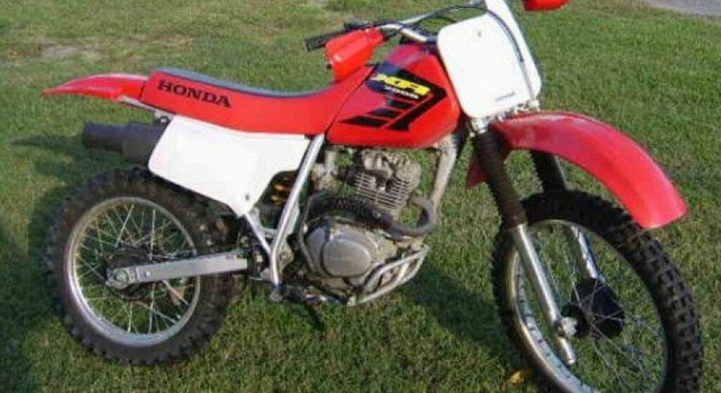 Honda XR 200 R 2003 vermelho de lado.