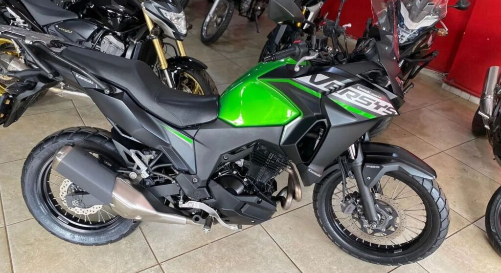 Kawasaki Versys-X 300 2021 verde parada de lado.