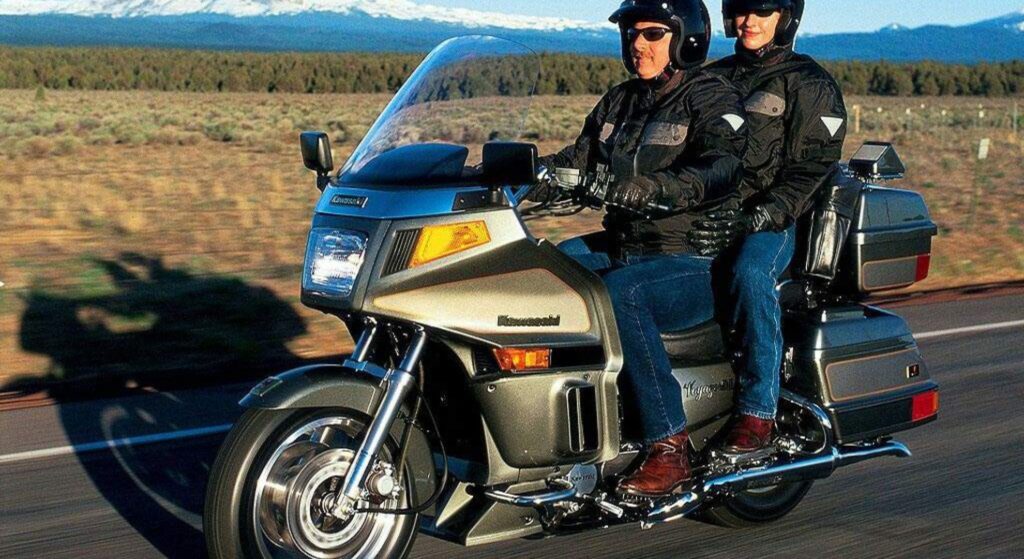 Kawasaki Voyager 1999 cinza em velocidade.