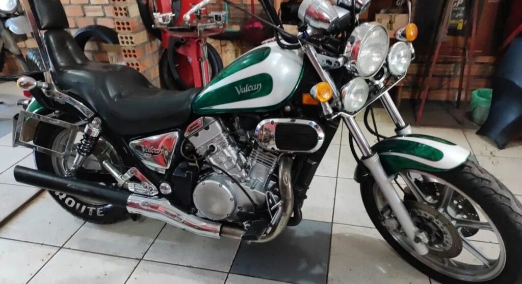 Kawasaki Vulcan 1992 verde de lado.