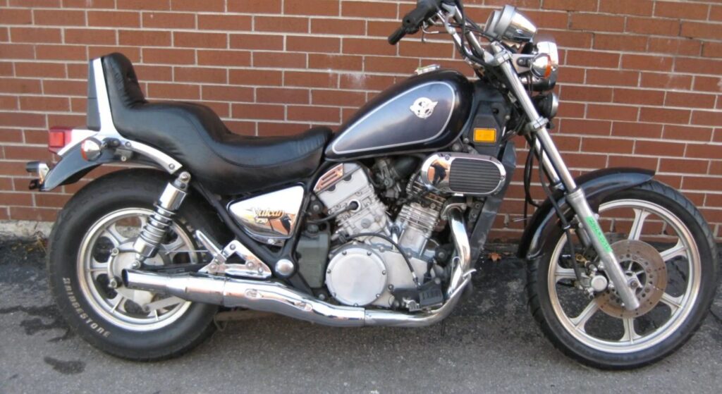 Kawasaki Vulcan 1993 prata de lado.