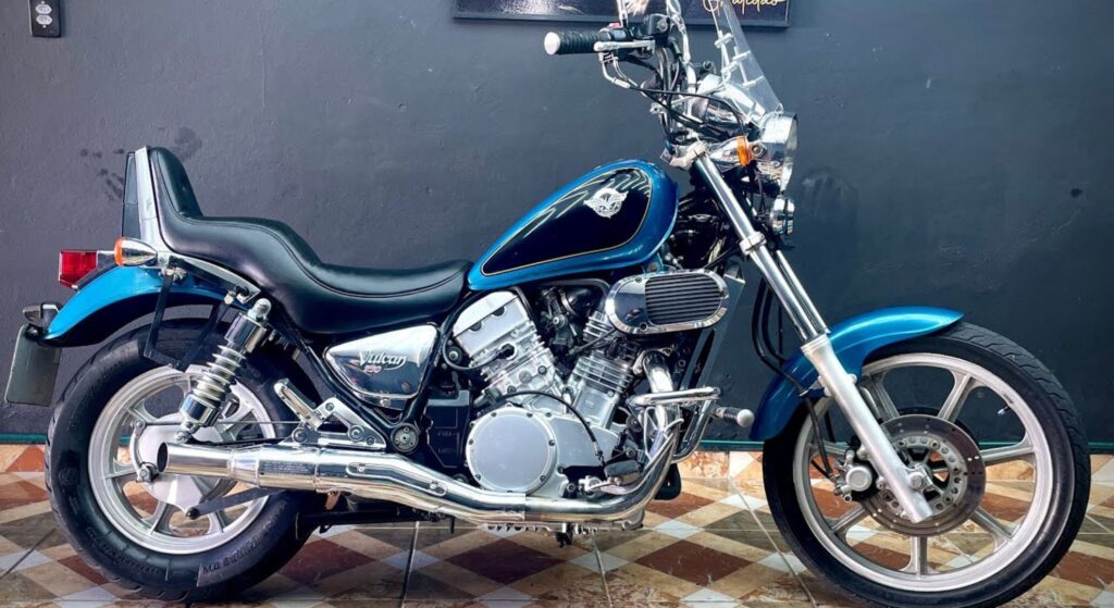 Kawasaki Vulcan 1994 azul parada de lado.