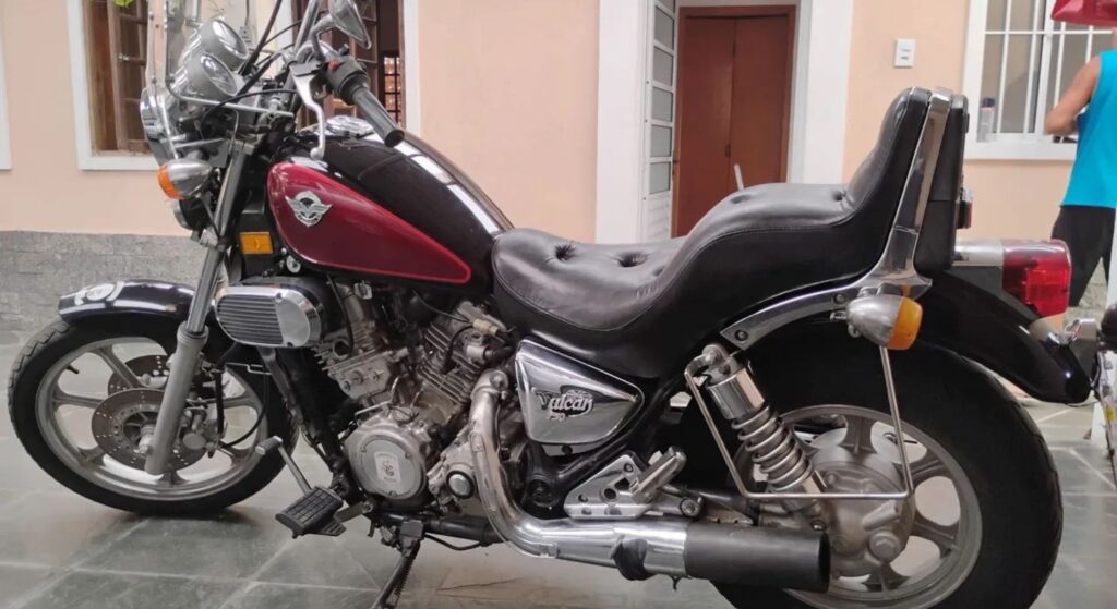 Kawasaki Vulcan 1995 vermelha de lado.
