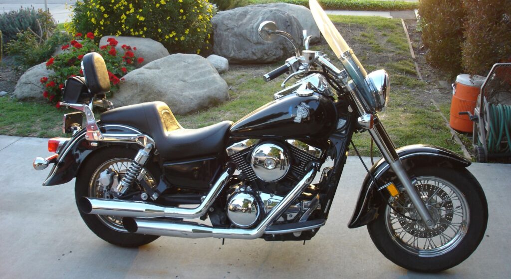 Kawasaki Vulcan 1999 preta parado de lado.