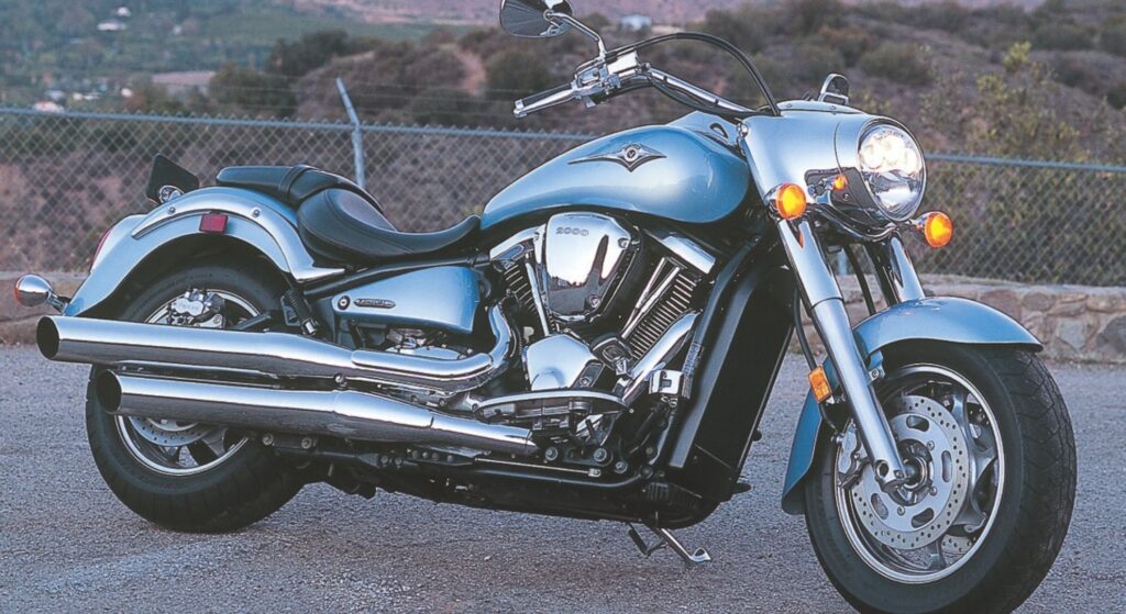 Kawasaki Vulcan 2000 prata de lado.