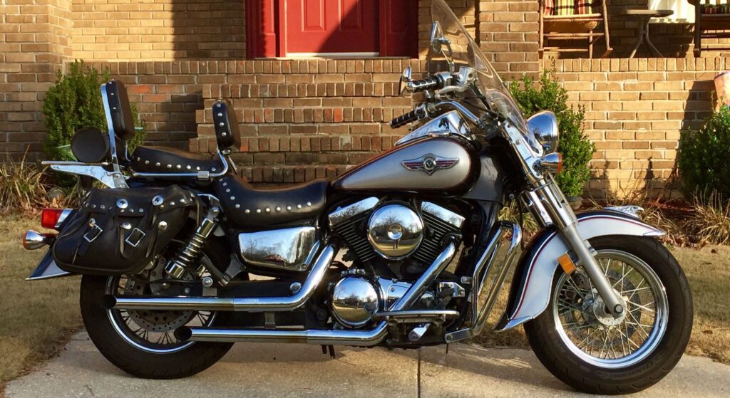 Kawasaki Vulcan 2001 prata de lado.