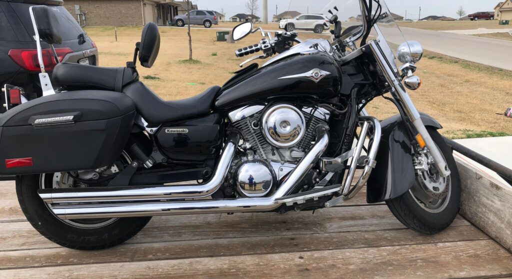 Kawasaki Vulcan 2003 preta de lado.