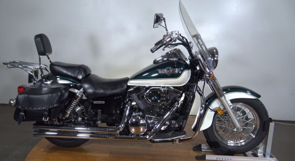 Kawasaki Vulcan 2004 preta de lado.