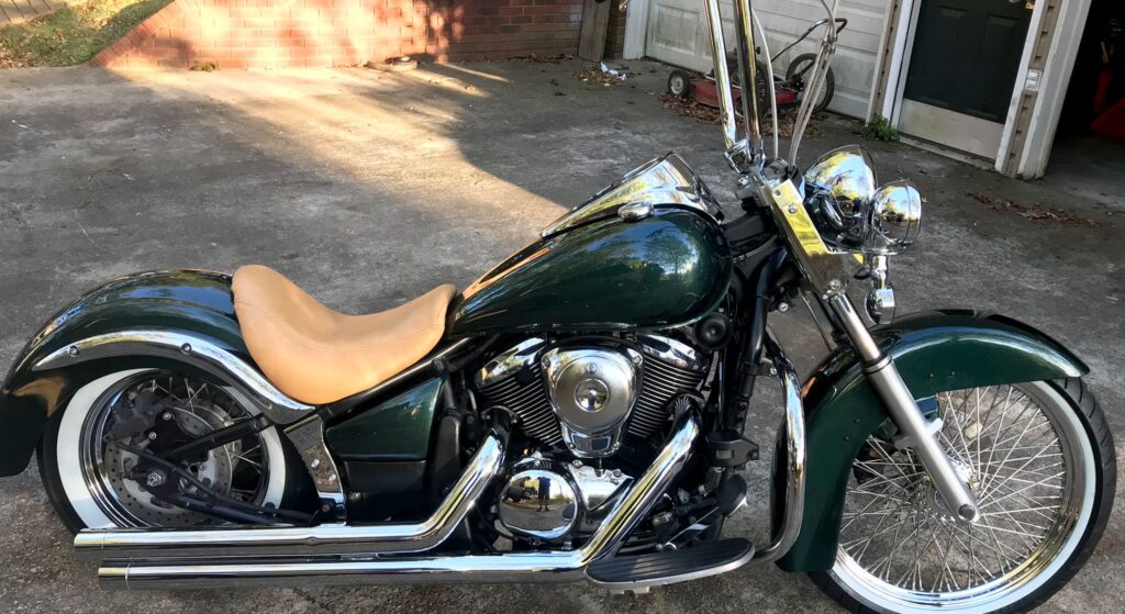 Kawasaki Vulcan 2006 verde de lado.