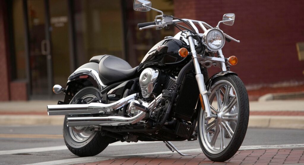 Kawasaki Vulcan 2008 preta parada na diagonal.