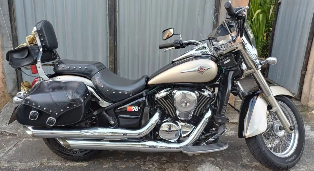 Kawasaki Vulcan 2010 prata e preta de lado.
