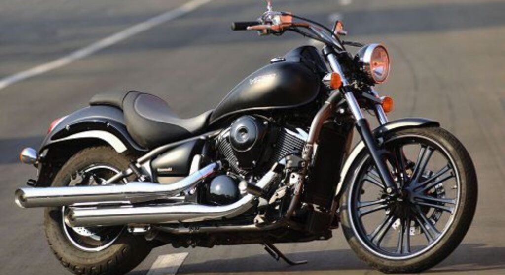 Kawasaki Vulcan 2011 preta de lado.