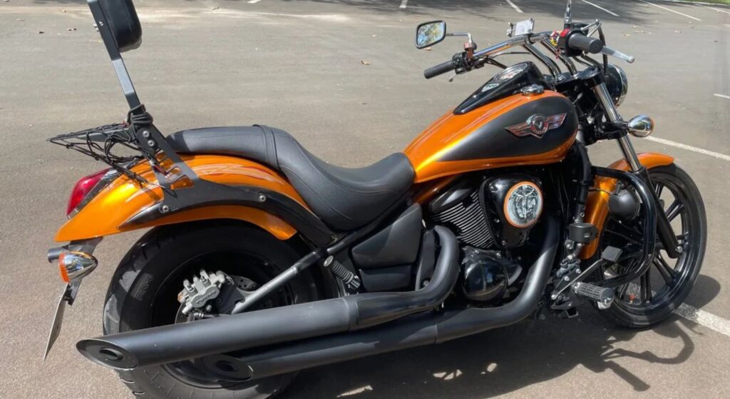 Kawasaki Vulcan 2012 laranja de lado.
