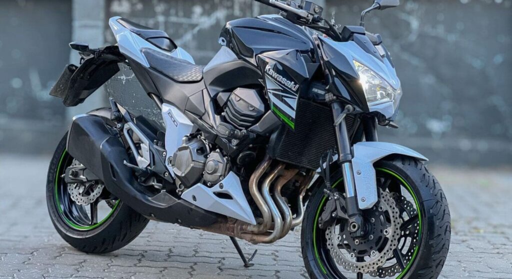 Kawasaki Z-800 2013 prata na diagonal.