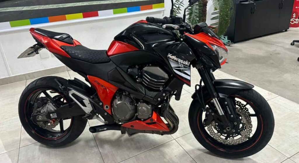Kawasaki Z-800 2014 laranja de lado.