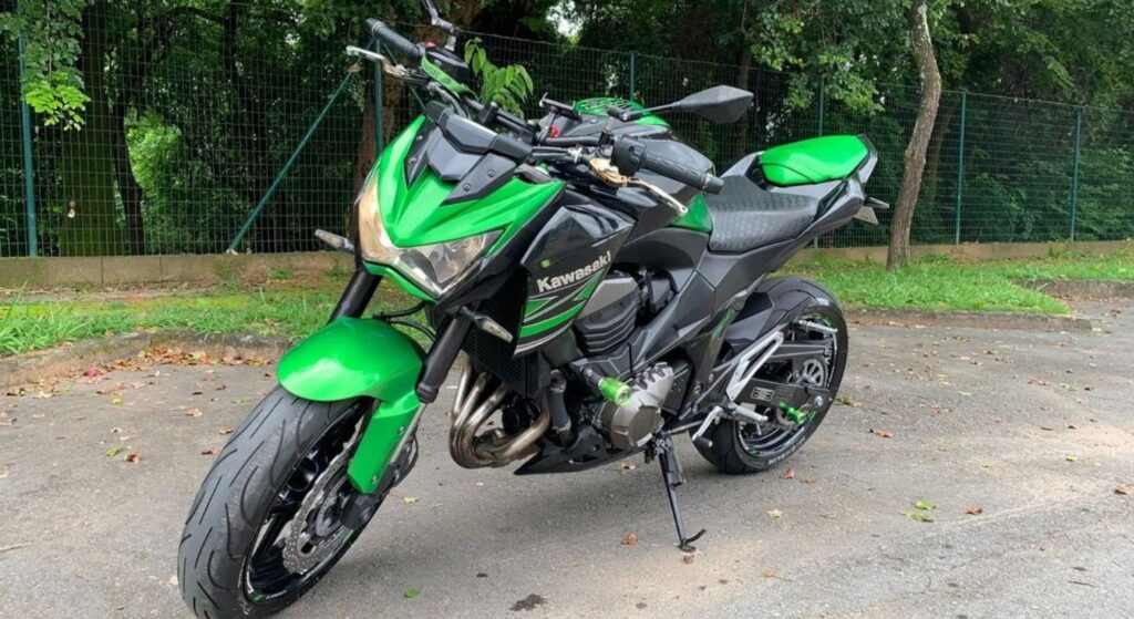 Kawasaki Z-800 2016 verde de frente.