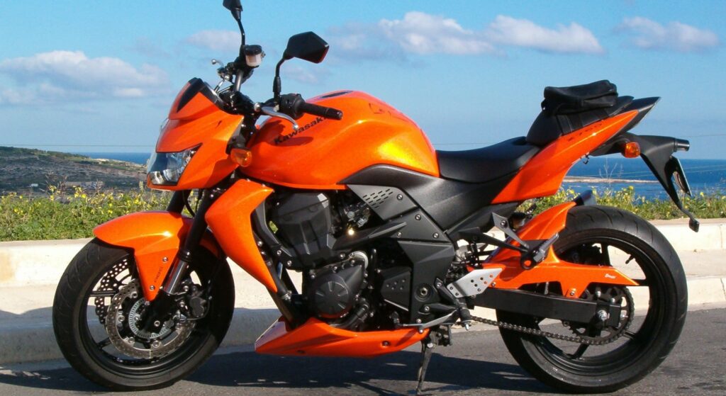 Kawasaki Z750 2008 laranja de lado.