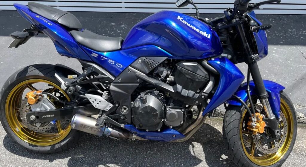 Kawasaki Z750 2009 azul de lado.