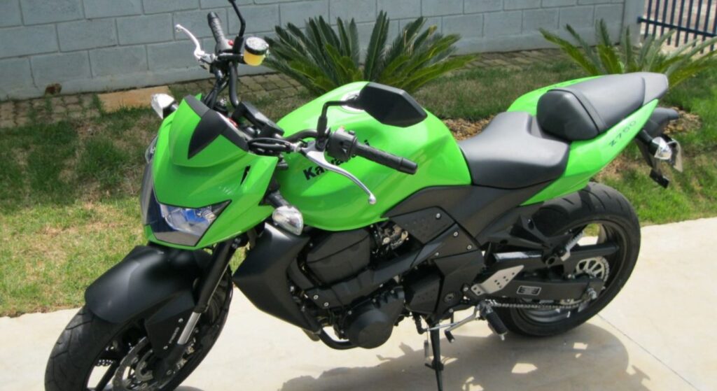 Kawasaki Z750 2012 verde de frente.