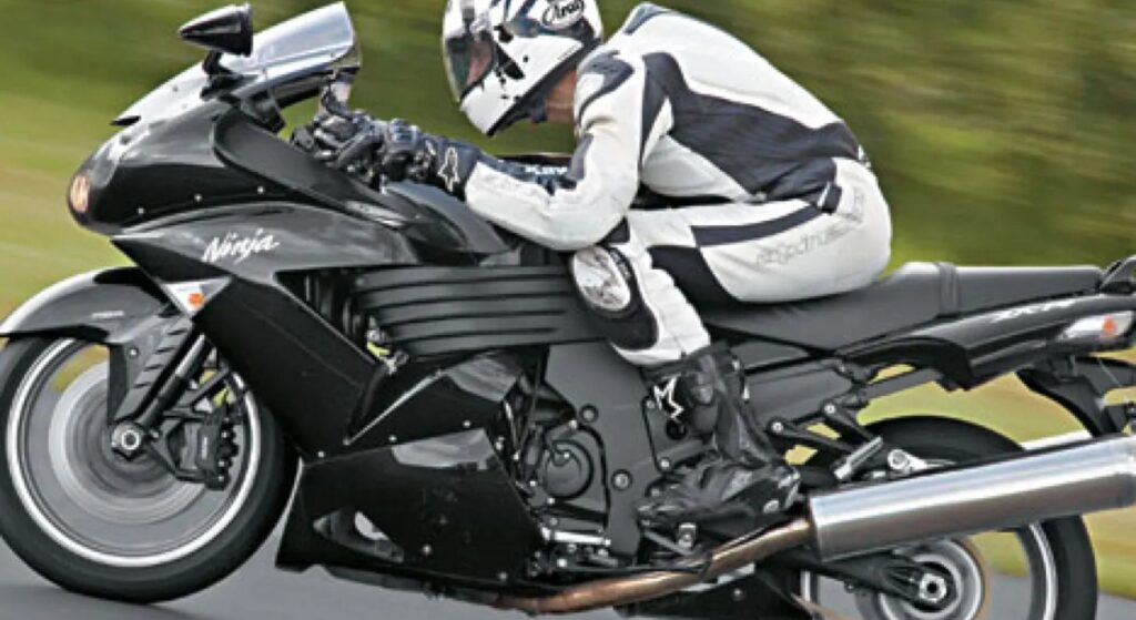 Kawasaki ZX-14 2011 preta em velocidade.