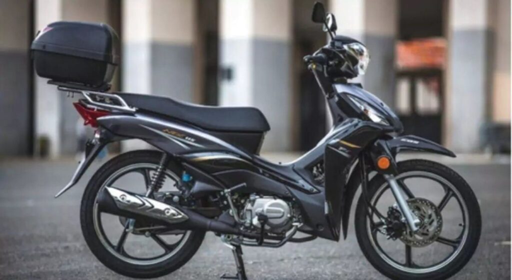 Haojue NEX 115 preta parado de lado.