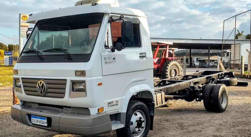 Volkswagen 8-150 2007 branco parado na diagonal.