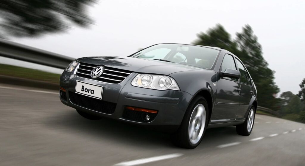Volkswagen Bora 2008 preto em velocidade.