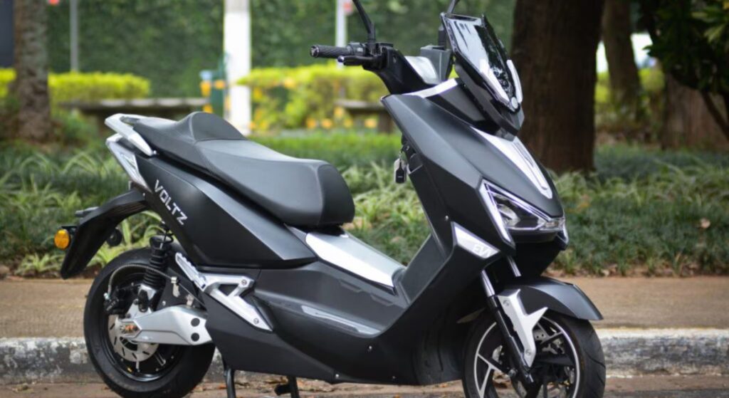 Voltz EV01 2019 preta parada na diagonal.