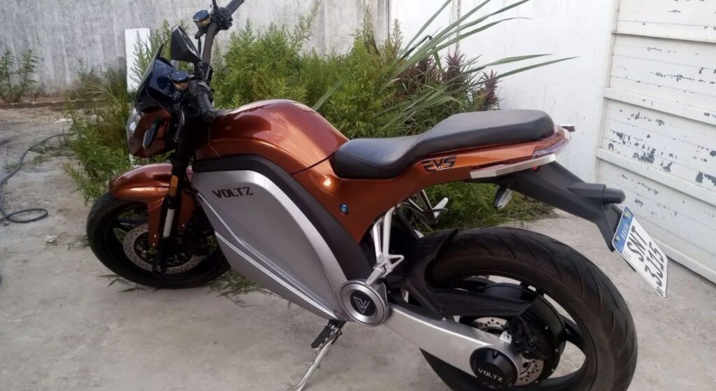 Voltz EVS 2021 marrom de costas.